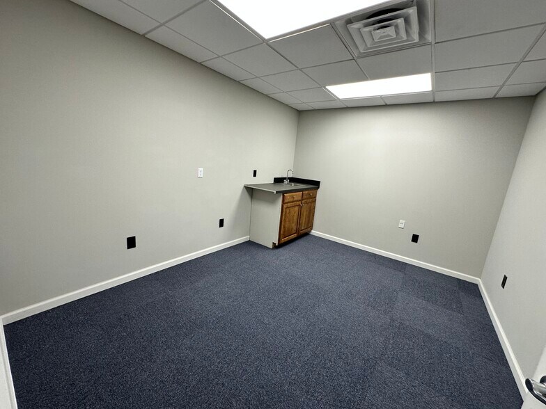 More Photos Of 220 N Main St, Lexington Flex For Lease