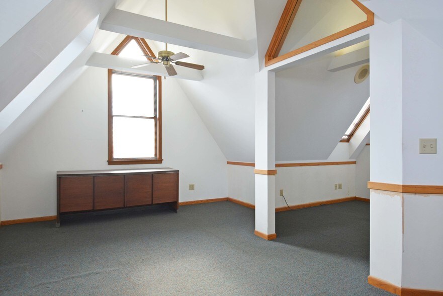 More Photos Of 2345 W University Ave, Saint Paul Warehouse For Lease