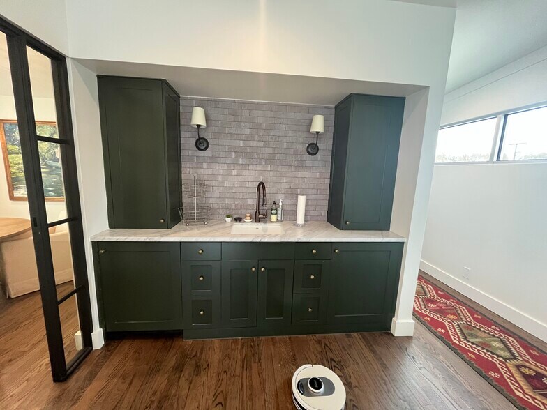 More Photos Of 2247 Sylvan Ave, Dallas Office For Sale