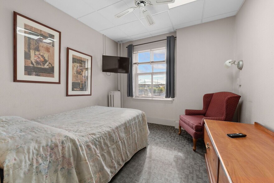 More Photos Of 36 W 4th St, Dubuque Hotel For Sale