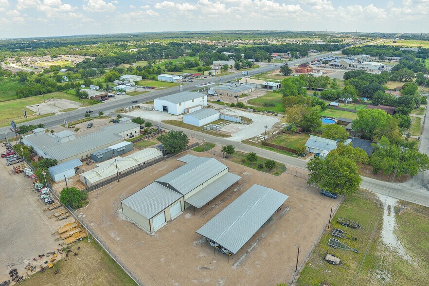 More Photos Of 202 Daisy Dr, Granbury Manufacturing For Sale