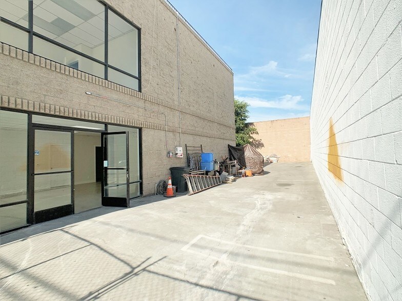 More Photos Of 935 N Vignes St, Los Angeles Auto Dealership For Lease