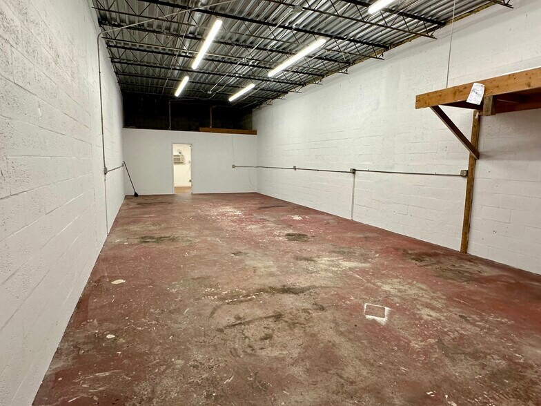 More Photos Of 630-672 NE 40th Ct, Oakland Park Warehouse For Lease