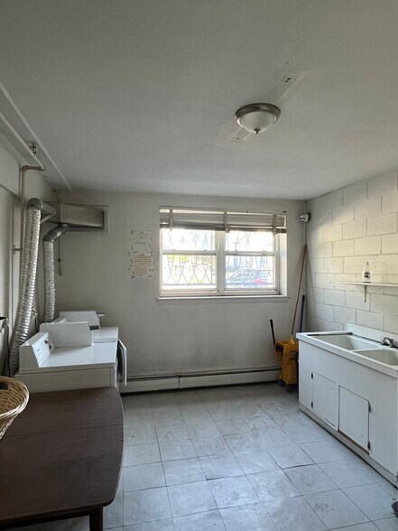 More Photos Of 256 S Marshall St, Hartford Apartments For Sale