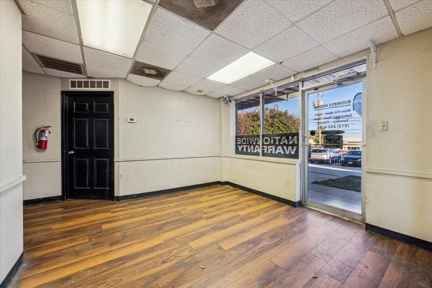 More Photos Of 5528 N Lamar Blvd, Austin Auto Repair For Lease