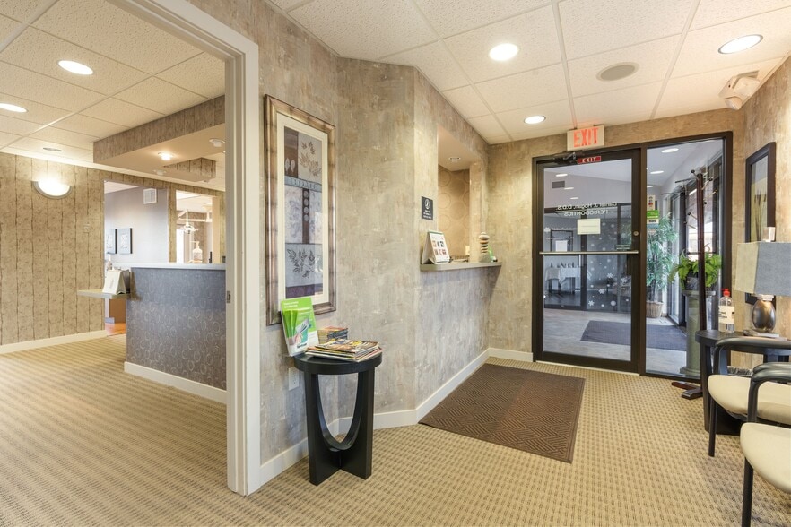 More Photos Of 604 35th Ave, Moline Medical For Lease