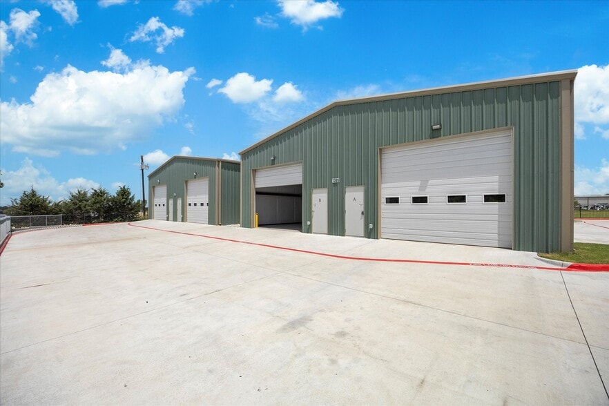 More Photos Of 1305 Industrial Dr, Royse City Warehouse For Lease