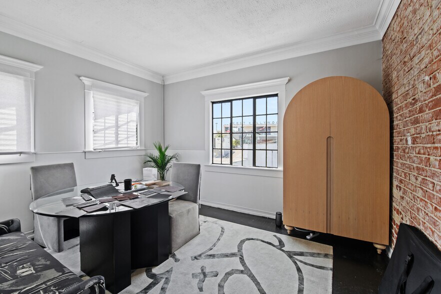 More Photos Of 666 N Robertson Blvd, West Hollywood Office For Lease