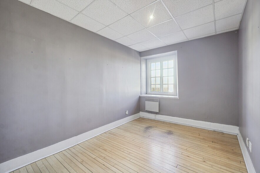 More Photos Of 32 Rue Saint-Charles, Longueuil Office For Lease