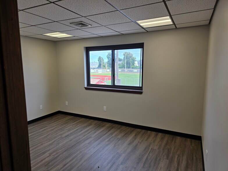 More Photos Of 98 Willis Ave, Mineola Office For Lease