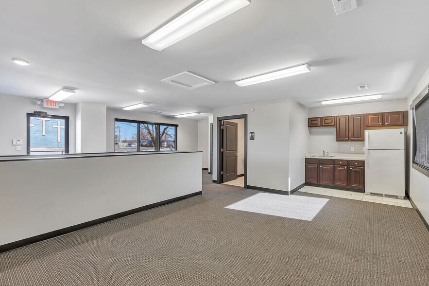 More Photos Of 2327 Anderson Rd, Crescent Springs Office For Lease
