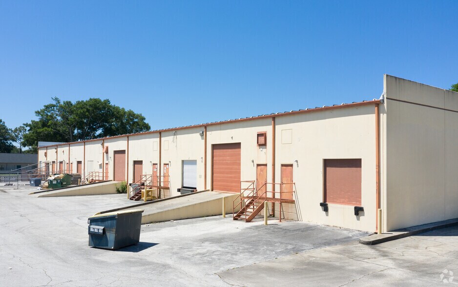 More Photos Of 10592 Balmoral Cir E, Jacksonville Showroom For Lease