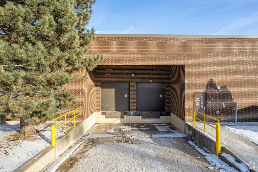 More Photos Of 815-835 Blackhawk Dr, Westmont Warehouse For Lease