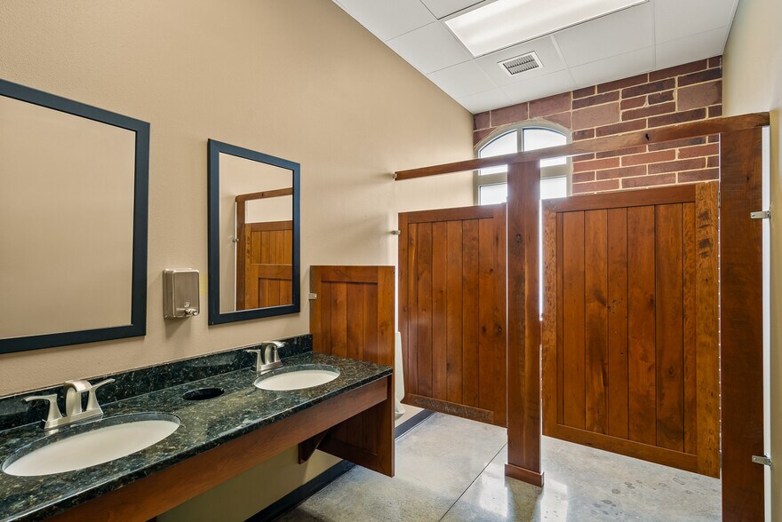 More Photos Of 1212-1218 13th Ave, Grafton Storefront Retail Office For Lease