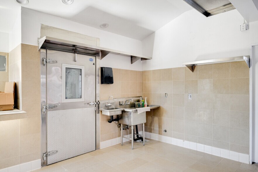 More Photos Of 6500 Foothill Blvd, Tujunga Restaurant For Sale