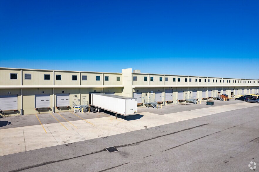 More Photos Of 3850 Anchuca Dr, Lakeland Warehouse For Lease
