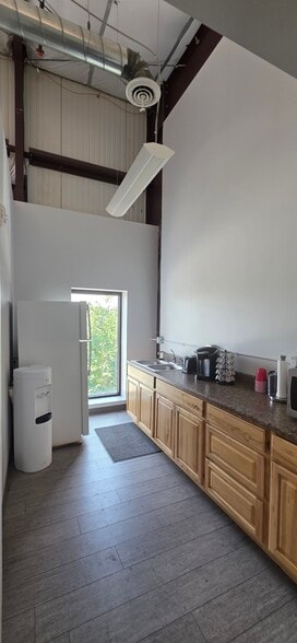 More Photos Of 3000 Airport Dr, Erie Light Manufacturing For Sale