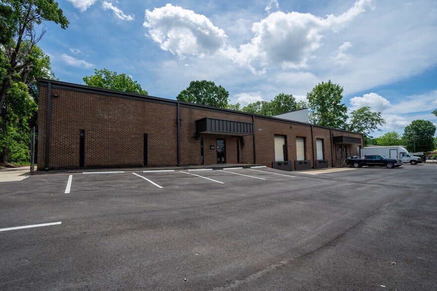 More Photos Of 2908-2918 N Graham St, Charlotte Warehouse For Lease