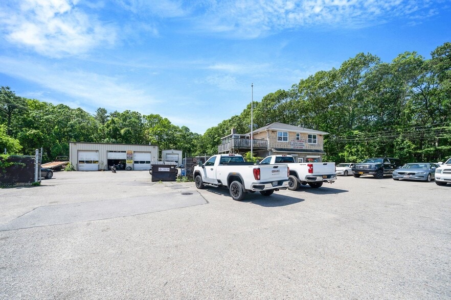 More Photos Of 18 Havenwood Dr, Shirley Auto Repair For Sale