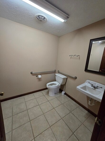 More Photos Of 4501 W Deyoung St, Marion Medical For Lease