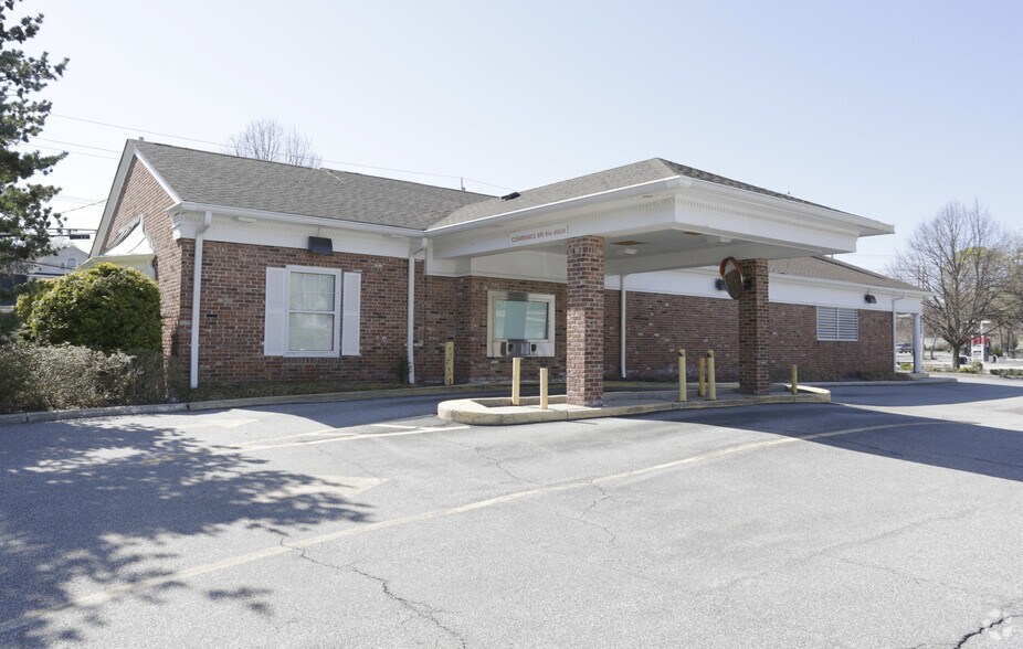 More Photos Of 245 Lake Ave, Saint James Bank For Lease