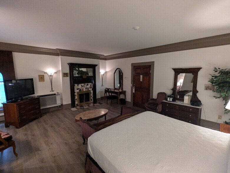 More Photos Of 35 E Garfield Rd, Aurora General Retail For Sale