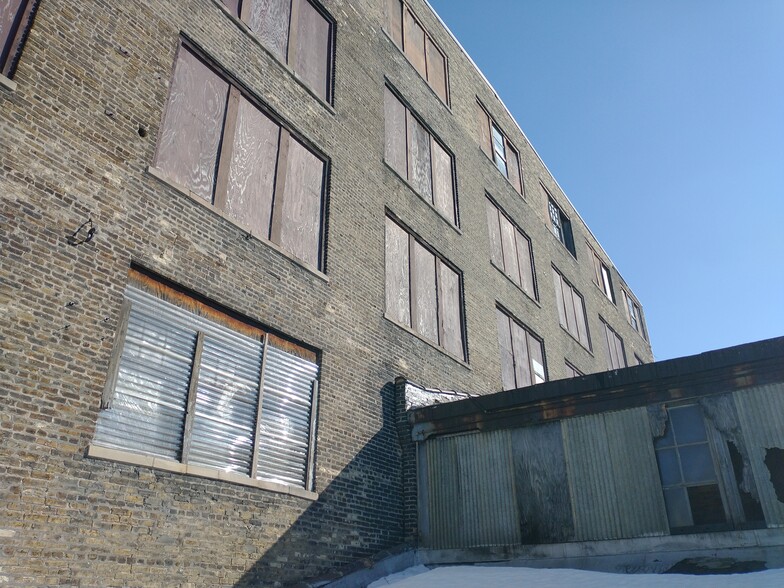 More Photos Of 737 W Cleveland Ave, Milwaukee Warehouse For Sale
