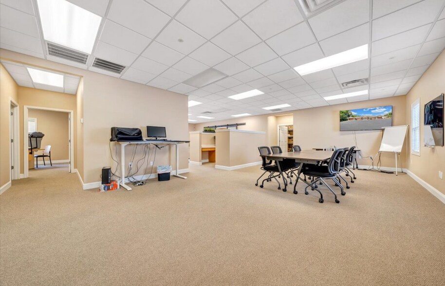 More Photos Of 1101-1109 Electric Rd, Salem Medical For Lease