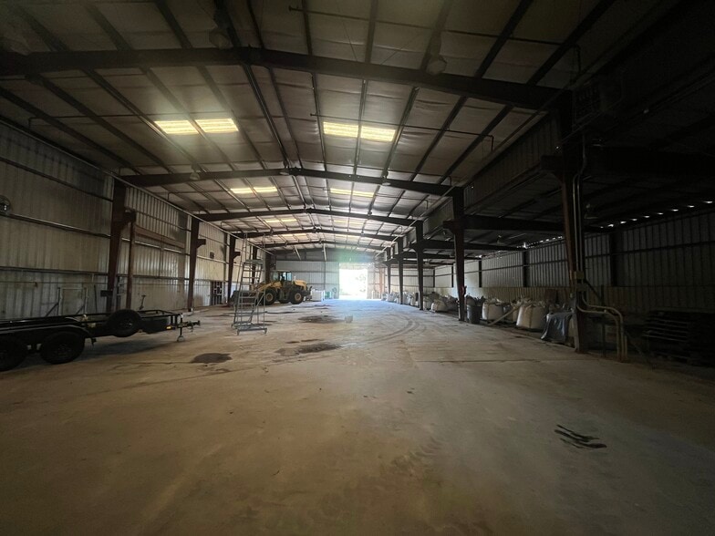 More Photos Of 5526 Crystal Lake Blvd, Dallas Warehouse For Lease