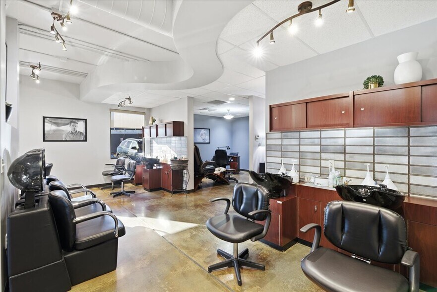 More Photos Of 1860 Madison Ave, Council Bluffs Office For Sale