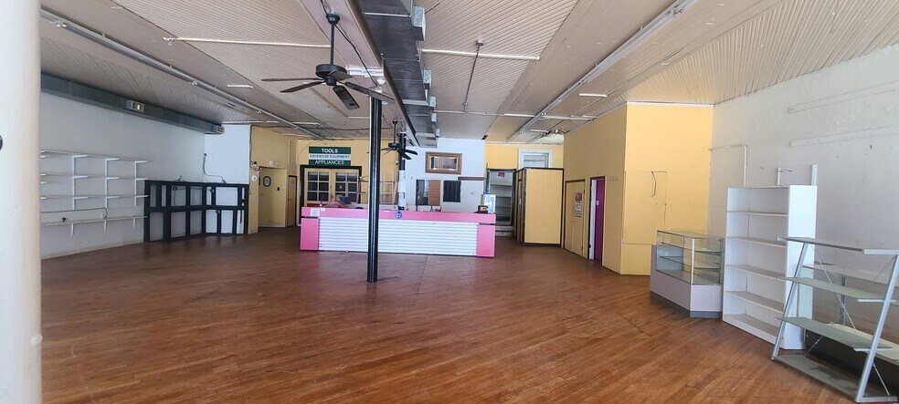 More Photos Of 400 S Main St, Emporia Restaurant For Lease