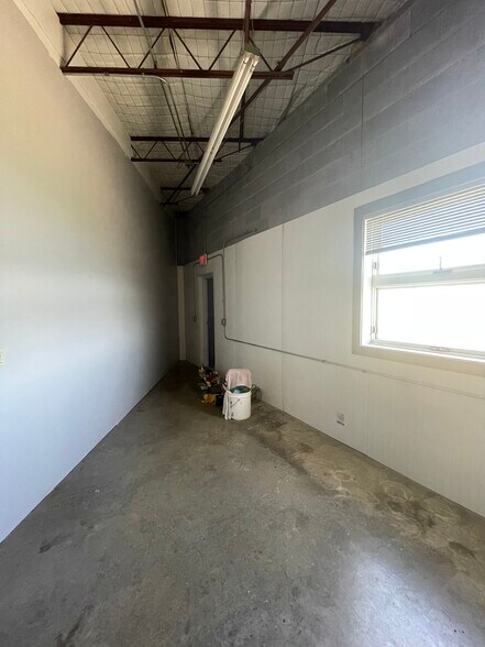 More Photos Of 3028-3042 State St, Columbus Showroom For Lease