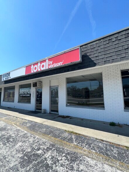 More Photos Of 3700-3710 49th St N, Saint Petersburg Storefront For Lease
