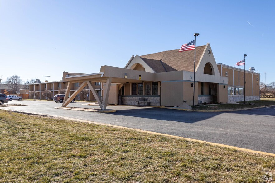 Primary Photo Of 3537 W Broadway, Council Bluffs Hotel For Sale