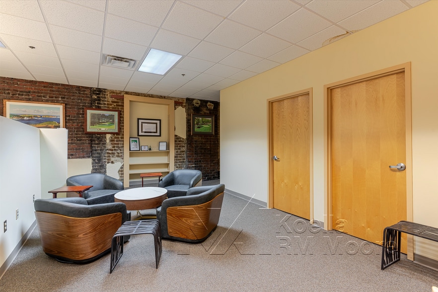 More Photos Of 17 Market Sq, Knoxville Storefront Retail Office For Sale