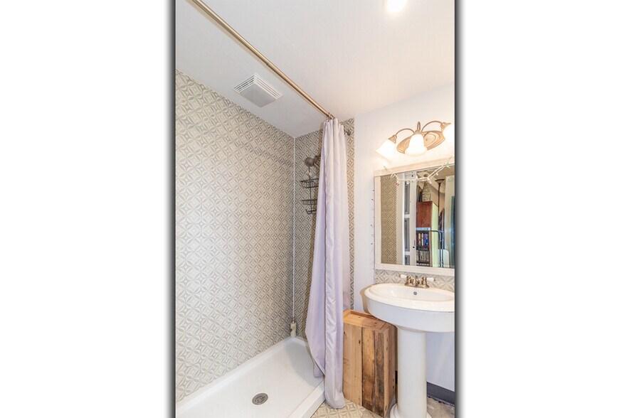 More Photos Of 185 E State St, Iola Storefront For Sale