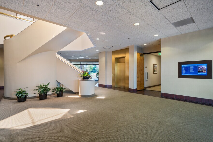More Photos Of 950 S Coast Dr, Costa Mesa Office For Lease