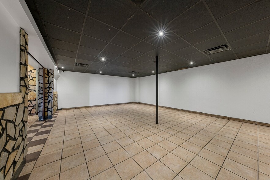 More Photos Of 754 W Cherry St, Glasgow Restaurant For Sale