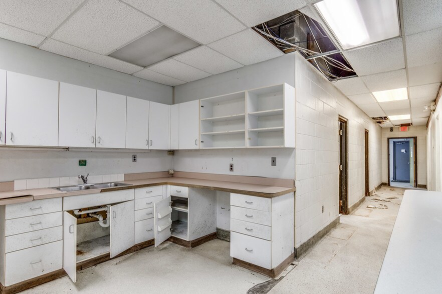 More Photos Of 5410 Allen Rd, Allen Park Medical For Sale
