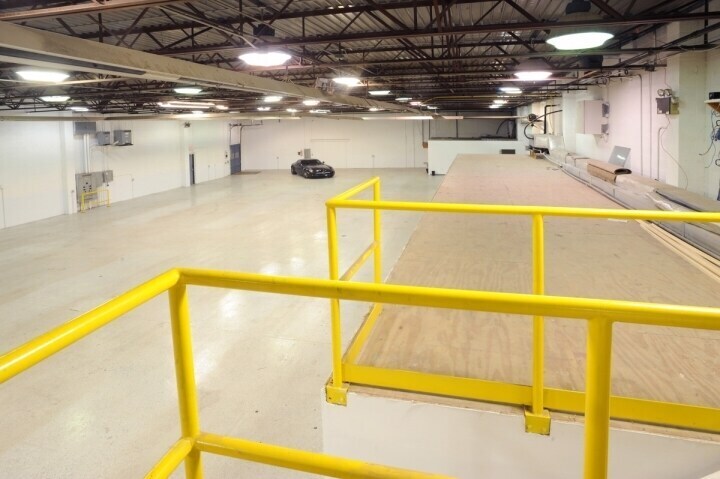 More Photos Of 1301-1371 Saw Mill Run Blvd, Pittsburgh Warehouse For Lease