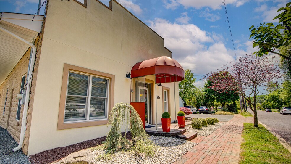 More Photos Of 37 S Main St, Windsor Office Residential For Lease