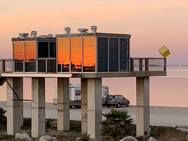 Primary Photo Of 519 N Ocean Dr, Port Lavaca Flex For Sale