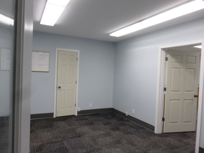 More Photos Of 725 Spiral Blvd, Hastings Manufacturing For Lease