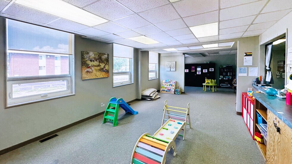 More Photos Of 601 7 St E, Drumheller Office For Sale