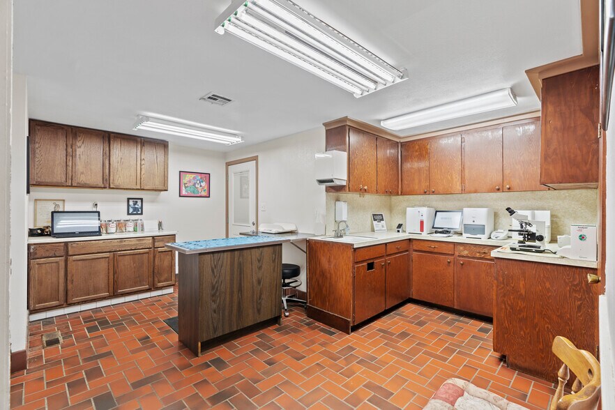 More Photos Of 1404 S B St, Henryetta Veterinarian Kennel For Sale