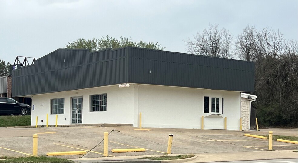 More Photos Of 1702 Santa Fe Dr, Weatherford Flex For Lease