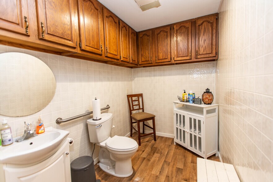 More Photos Of 308 Dale Dr, Montfort General Retail For Lease