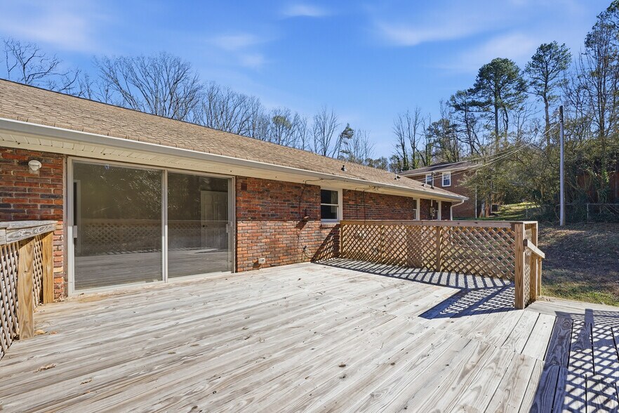 More Photos Of 2239 Scenic Dr, Snellville Office For Sale