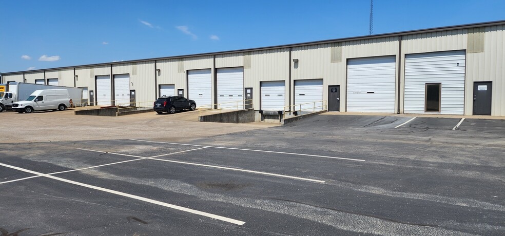 More Photos Of 815 John St, Evansville Light Distribution For Lease