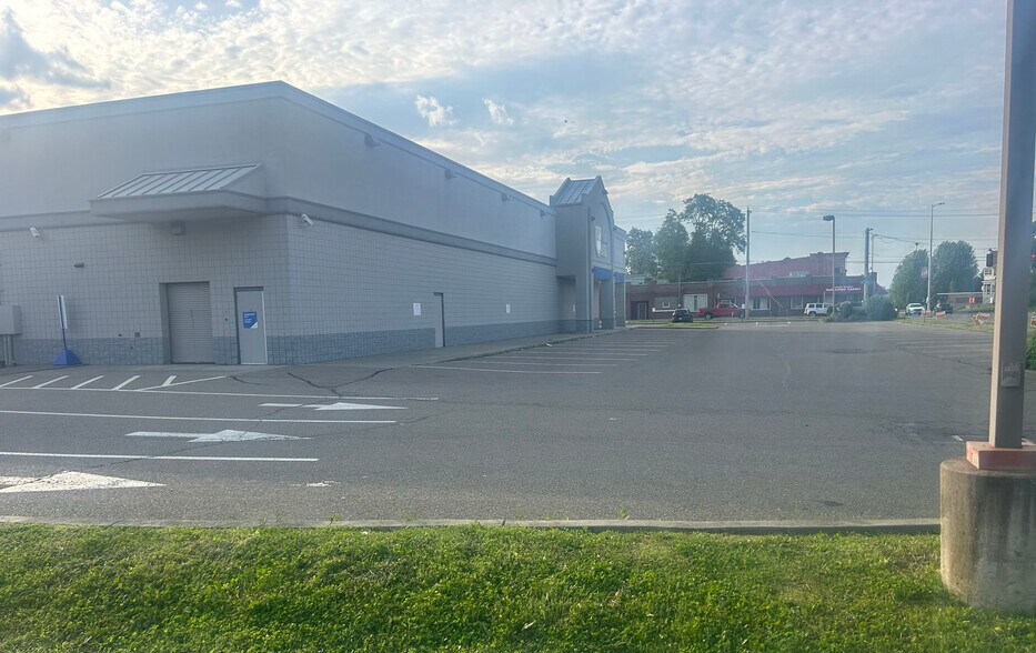 More Photos Of 209 Mount Zoar St, Elmira Drugstore For Lease